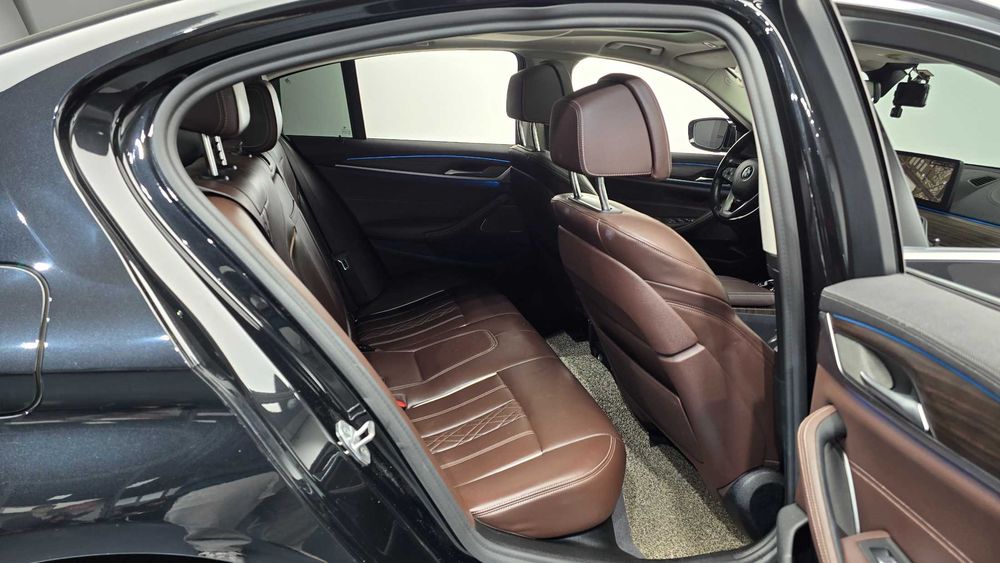 BMW 5-Series 530e Luxury   23