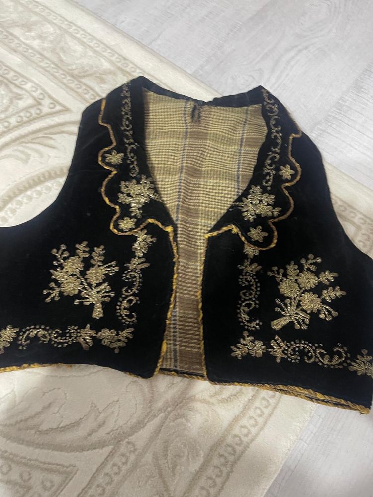Vand veata  , ilic cu fir metalic , costum popular