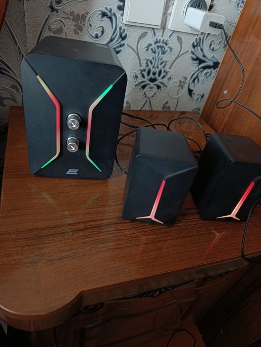 Kolonka usbli sambufer "JBL" har-xil led chiroqli