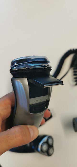 Aparate de ras barbierit Philips si Remington