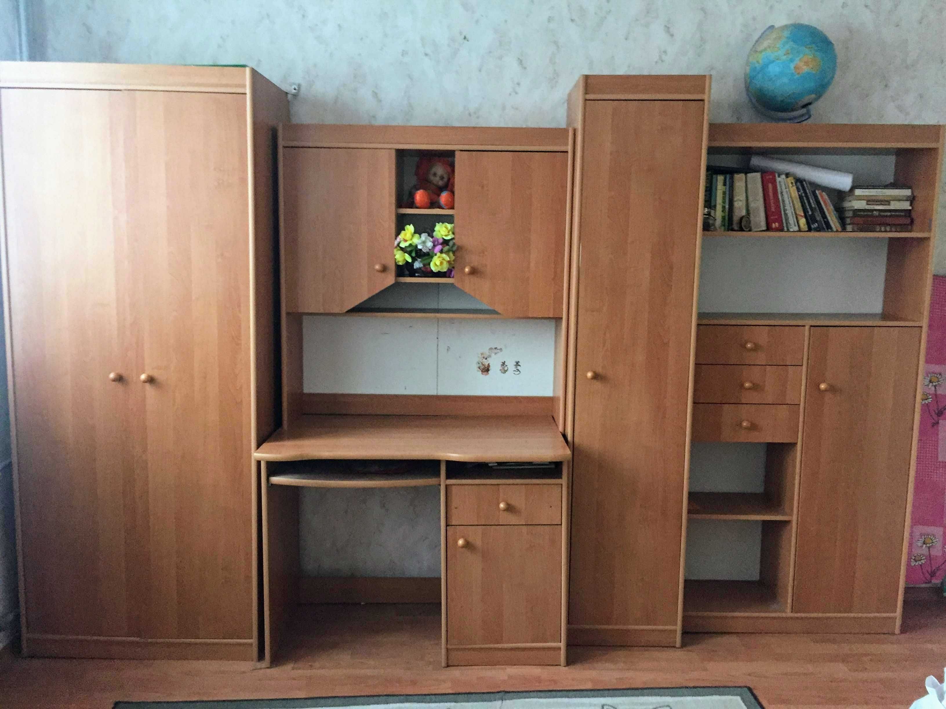 Продавам секция в много добро състояние