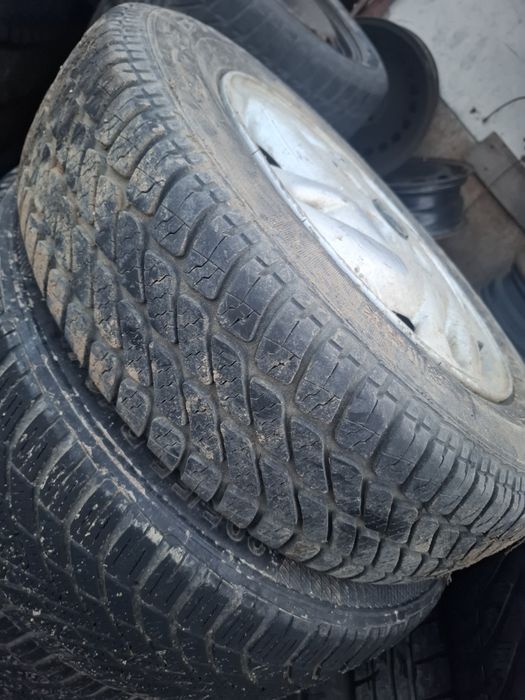 Vand roata aliaj  R 14 fiat punto are anvelopa 265 70 14 iarna buna