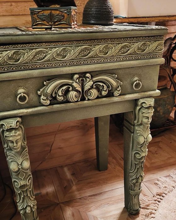 Тоалетка с богати орнаменти