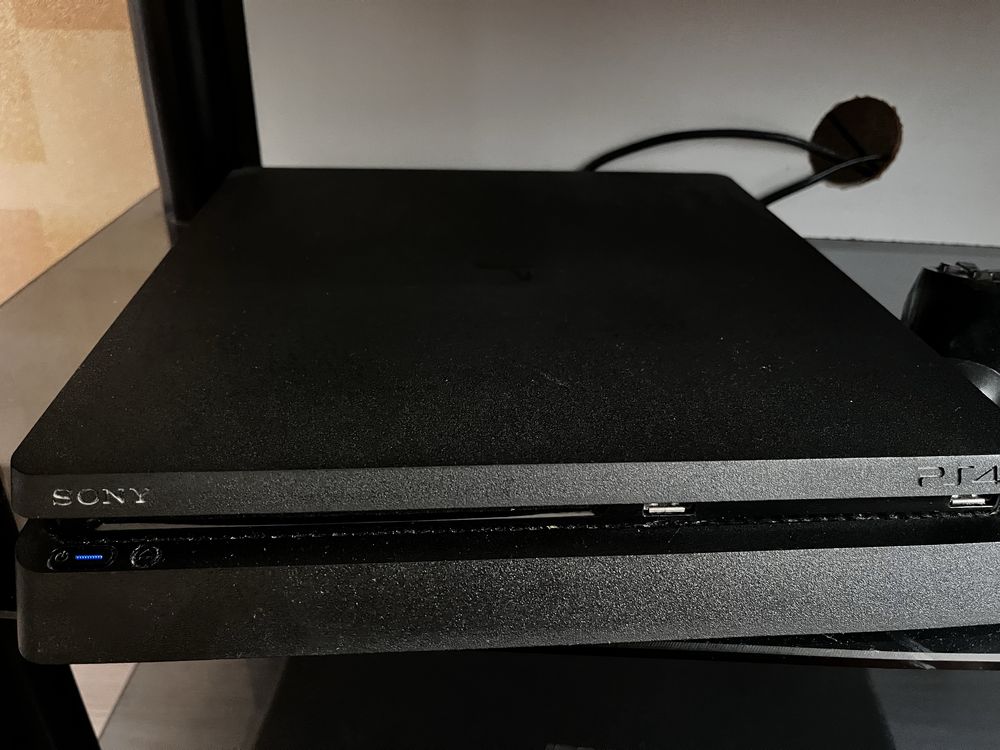 PS4-игровая консоль