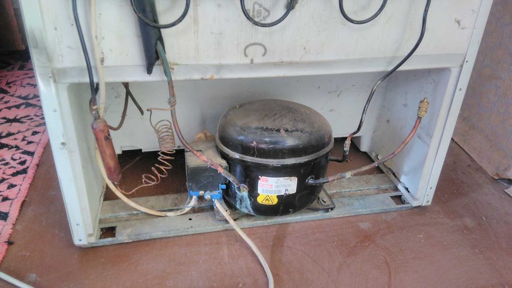 Неработещ фризер Аристон, за ремонт или за части