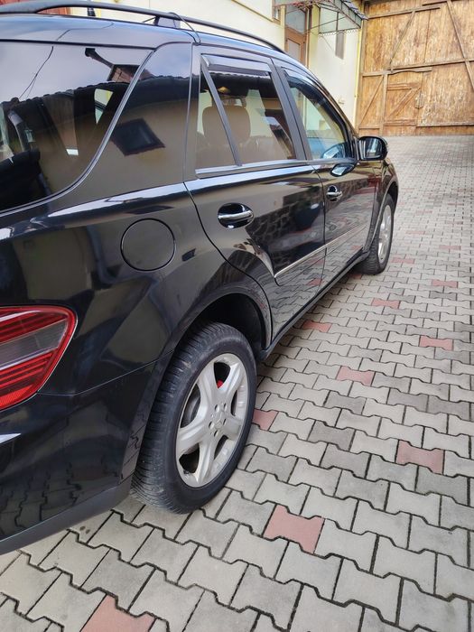 Vând Mercedes ML.