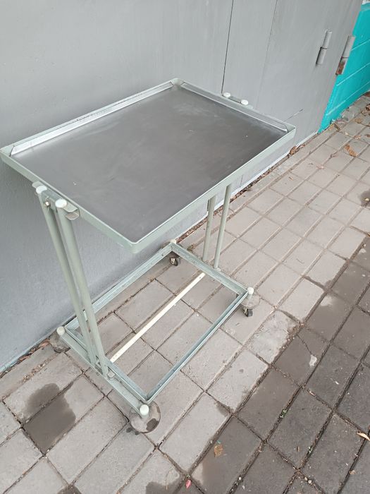 Продам столик на колесах