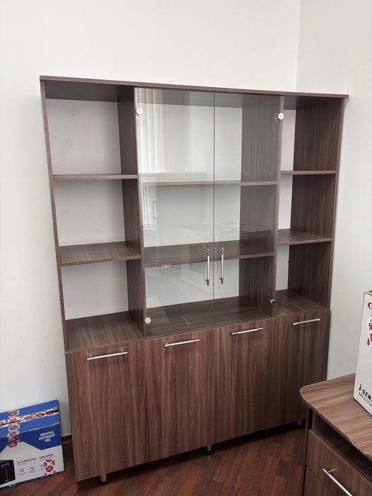 Шкаф стеклянный