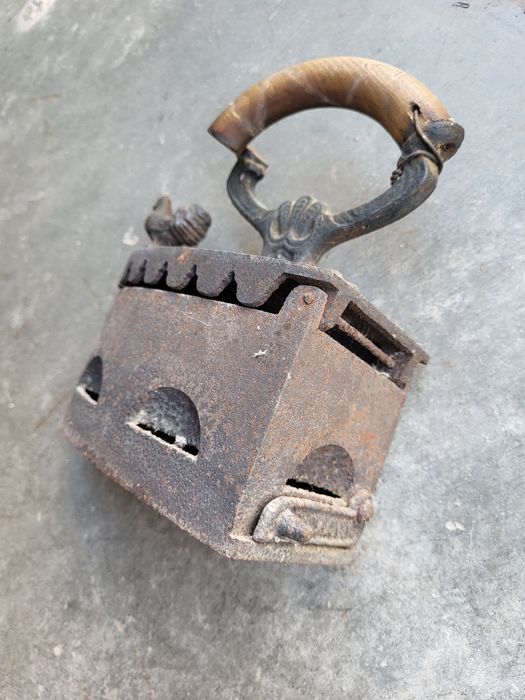 Старинна ютия на въглища