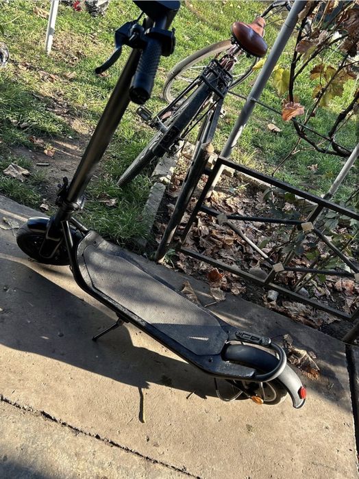 vând trotineta electrica în stare perfecta