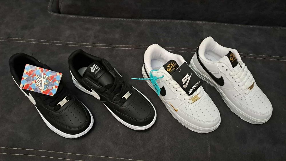 Adidasi Nike cu eticheta