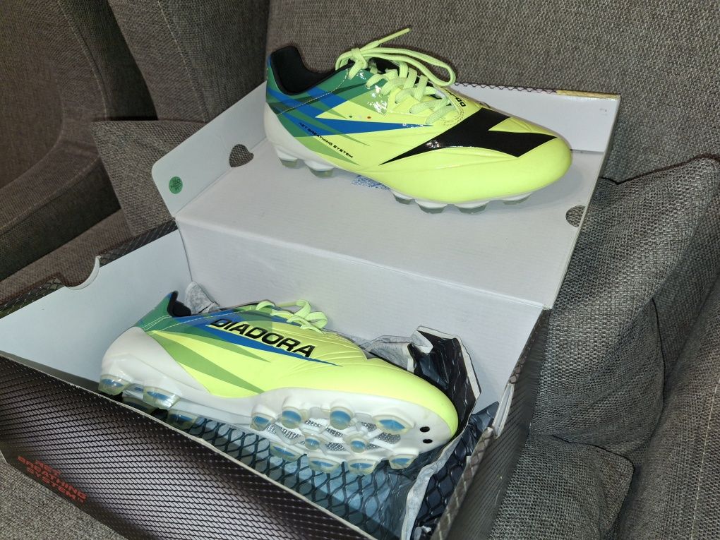Футболни обувки DIADORA