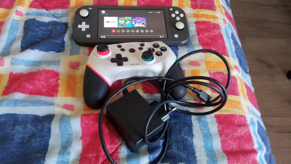 Vând Nintendo Switch Lite URGENT