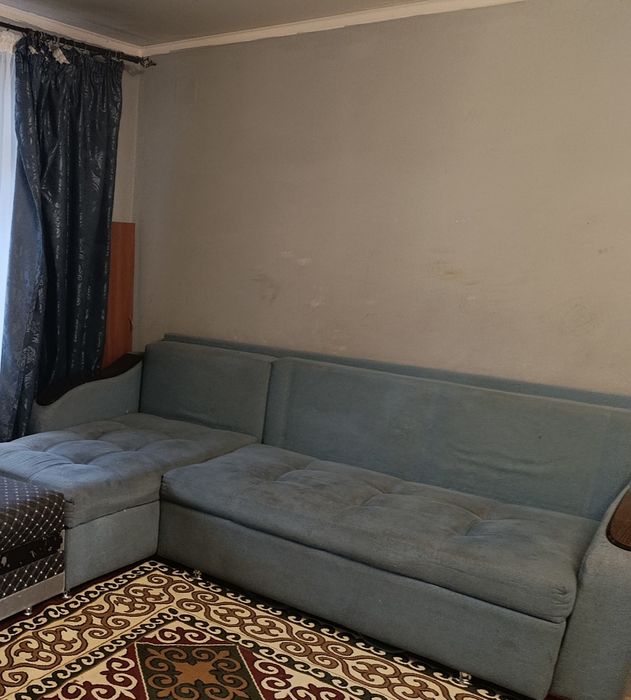 Диван раскладной в хорошем состоянии, нуждается в химчистке.