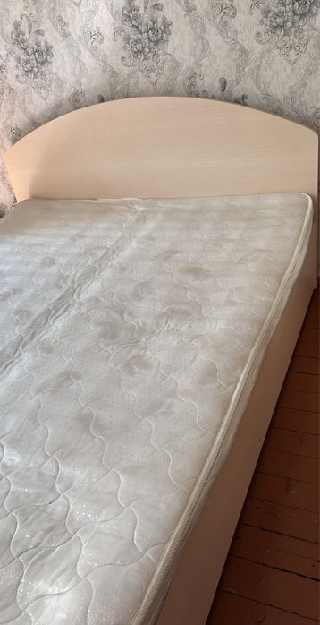 Продаю двухспальную кровать с матрасом (б/у)