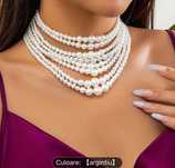 Vand colier de perle pe gat