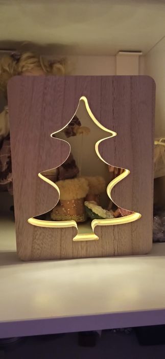 Decor de Craciun cu lumina LED si suport rustic din lemn