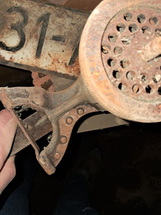 Mașina de tocat veche