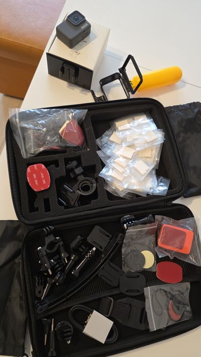 Vand GoPro Seria 7, cu multe accesorii incluse