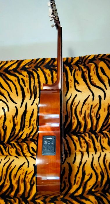 Yamaha C40 с вграденa електроника Fishman 301