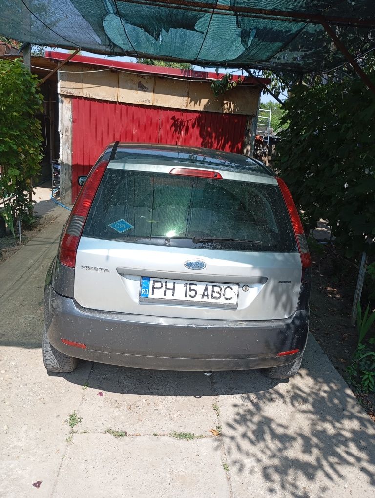 Vând ford fiesta în bună stare mașina are și gpl pe ea