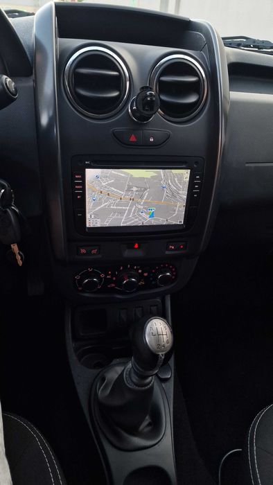 Vand navigatie Android cu camera pentru Dacia, asigur montaj