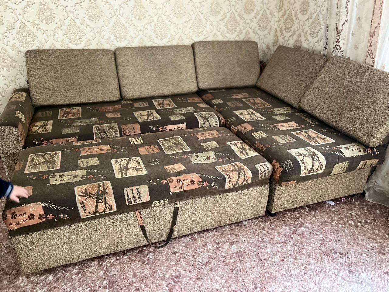 Угловой диван срочно продам