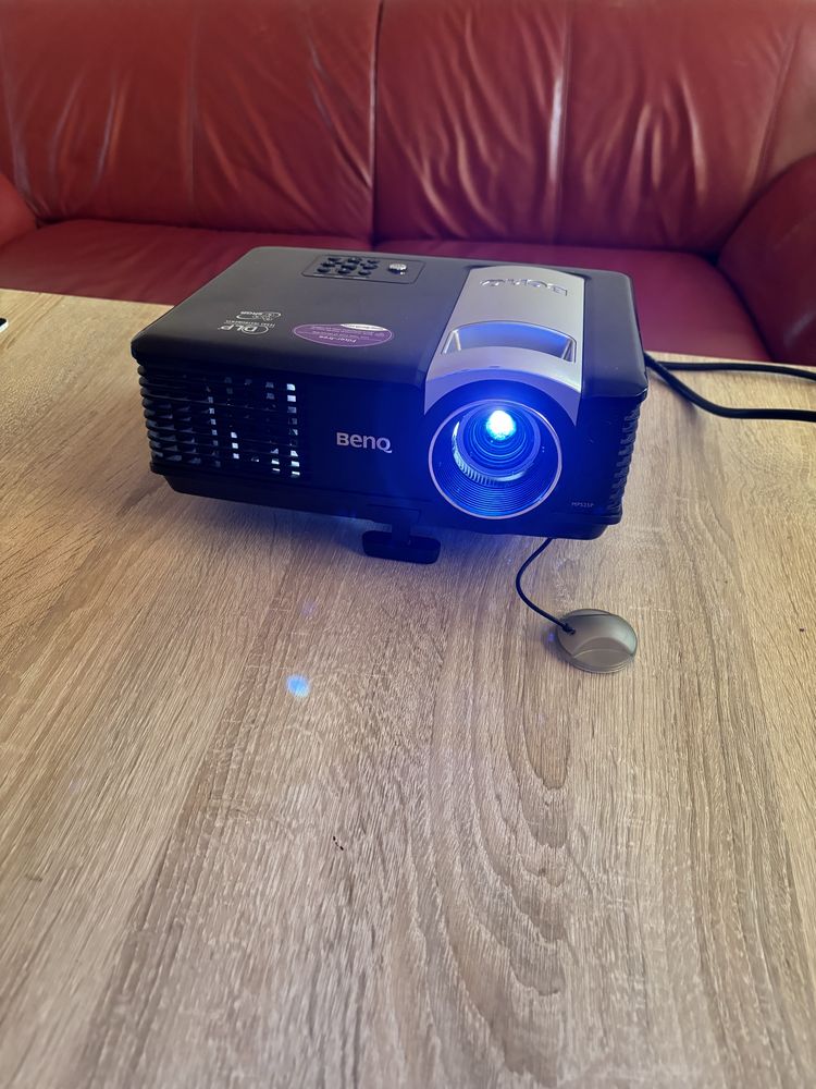 Închiriez videoproiector BenQ cu accesorii la cerere.