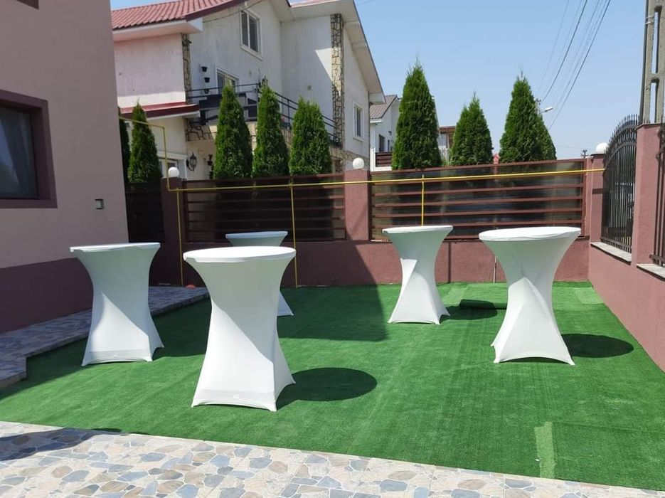 Închiriere mese cocktail înalte cu huse pentru evenimente private