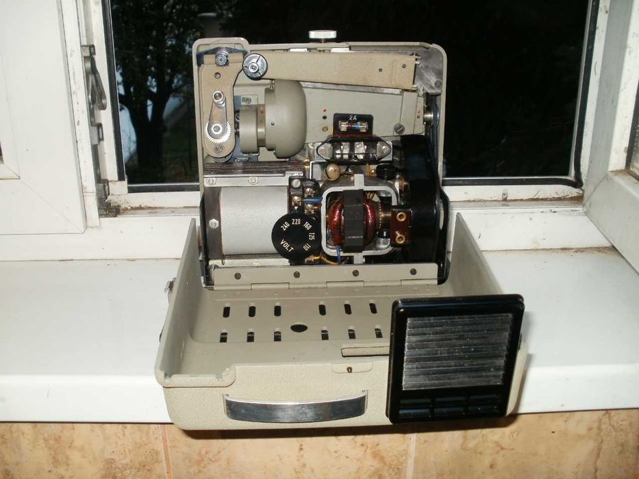 Vintage videoproiector , aparat de proiectie Eumig  P8  , colectie