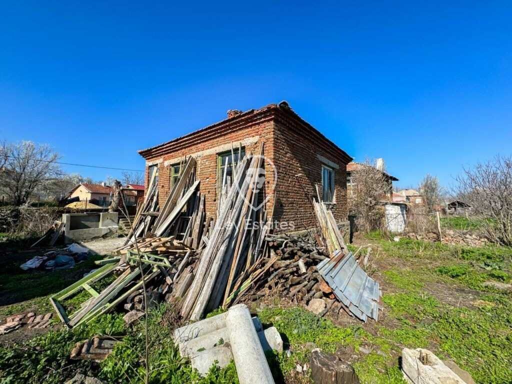 Едноетажна тухлена къща с парцел в село Сърнево, област Бургас