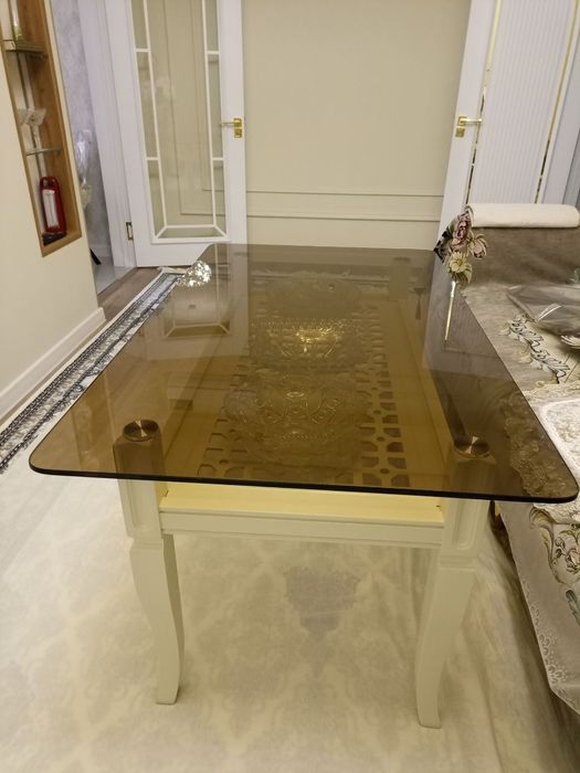 Гостинный стол. Совершенно новый.