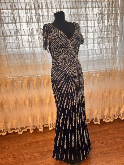 Един път носена тъмно синя светеща рокля