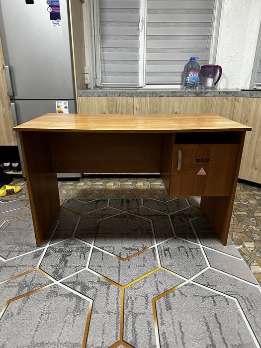 Компьютерный, писменный стол.