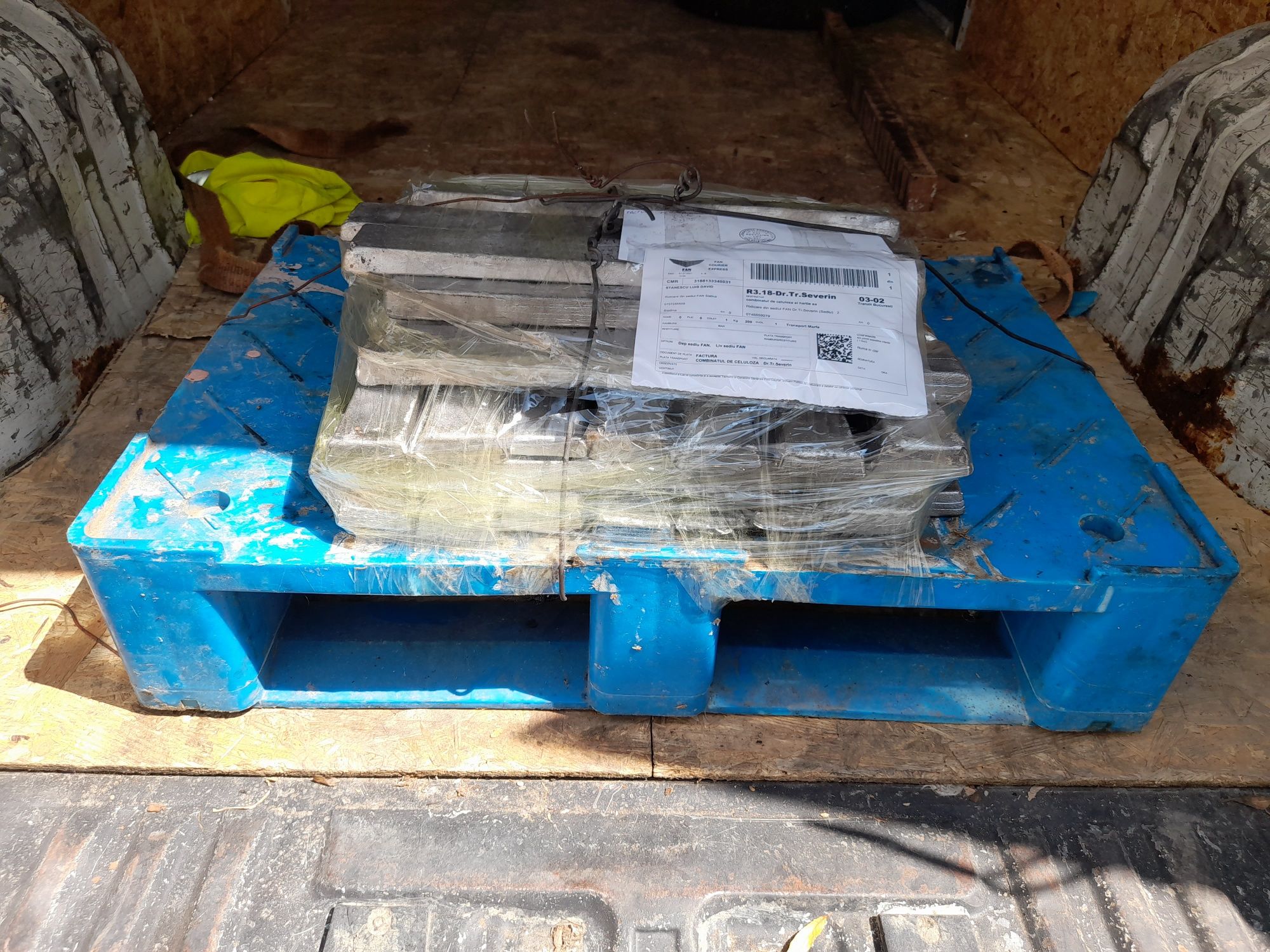 Vand lingouri si placi  din  plumb de la 5 kg până la 1000 kg ,