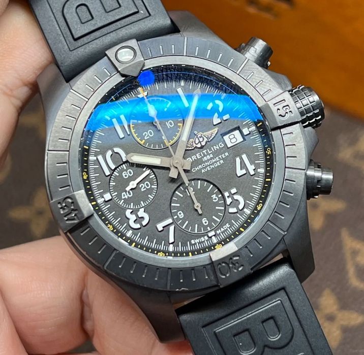 Breitling avenger chronograph night mission || пълен комплект.