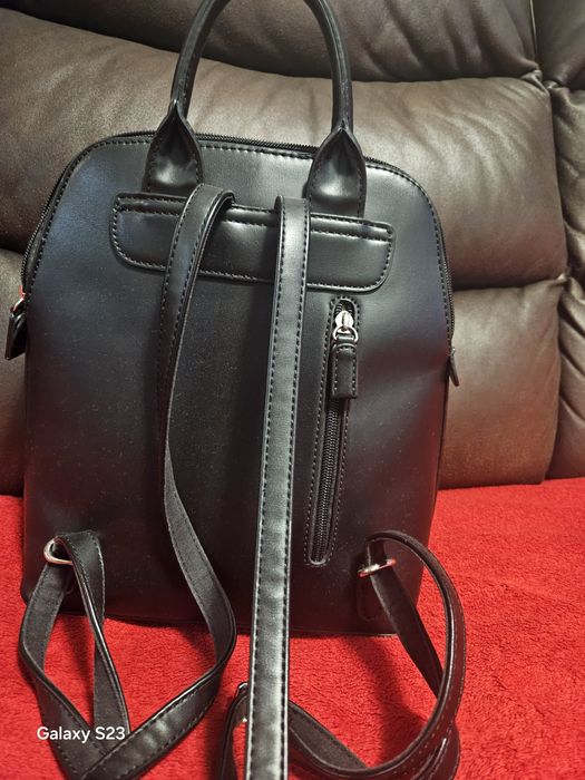 Продавам дамска кожена раничка