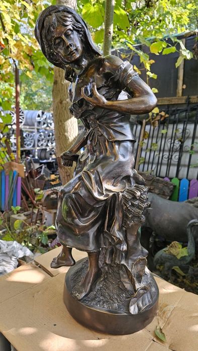 O deosebită Piesă din Bronz semnată