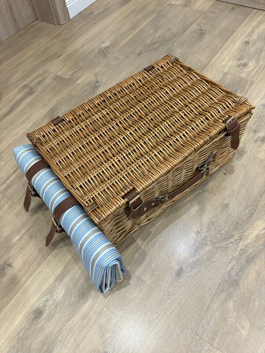 Луксозна кошница за пикник за 4 човека