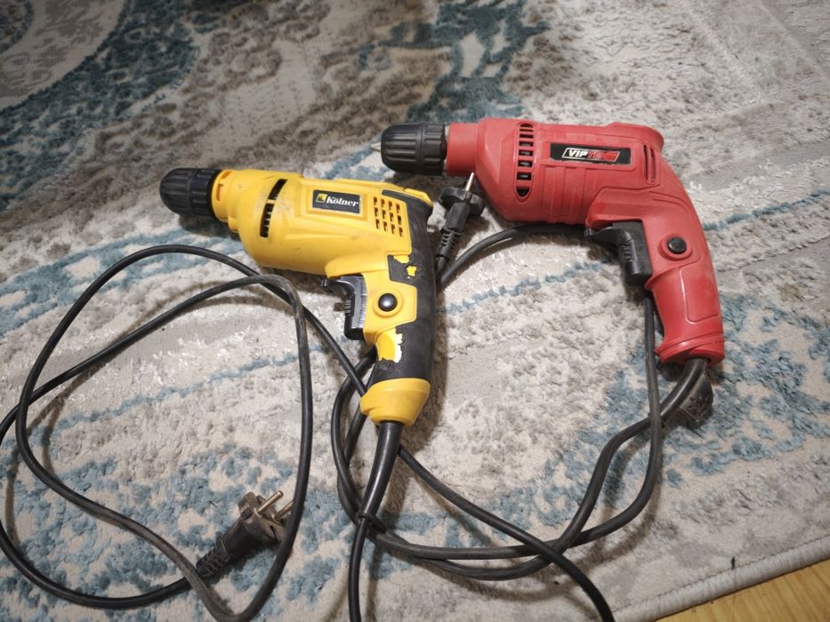 На запчасти 2 дрели.