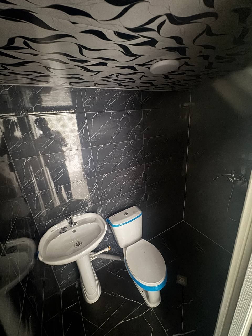 Raysentr Xalq bank orqasida 2 etaj  150m2