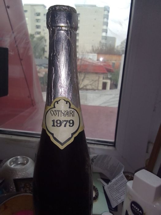 Vand o sticlă de vin