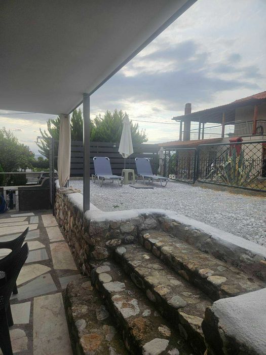 Триетажна къща в Кариани