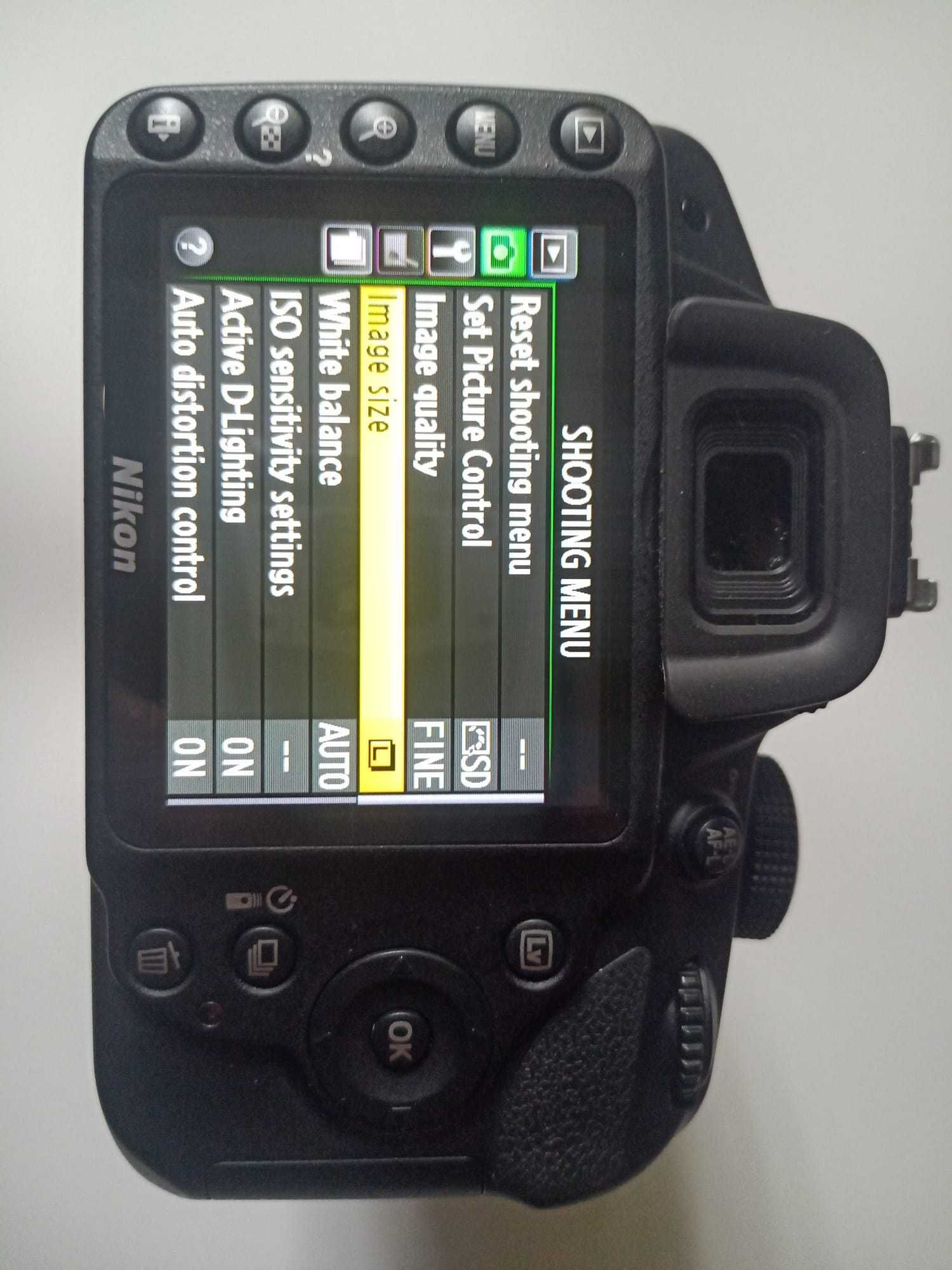 Nikon D3200 cu obiectiv Nikkor 18-200 VR