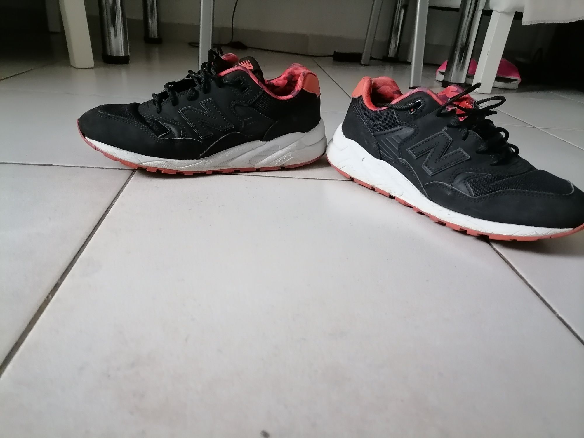 Vând adidași New Balance, în stare buna, produs de calitate produs de
