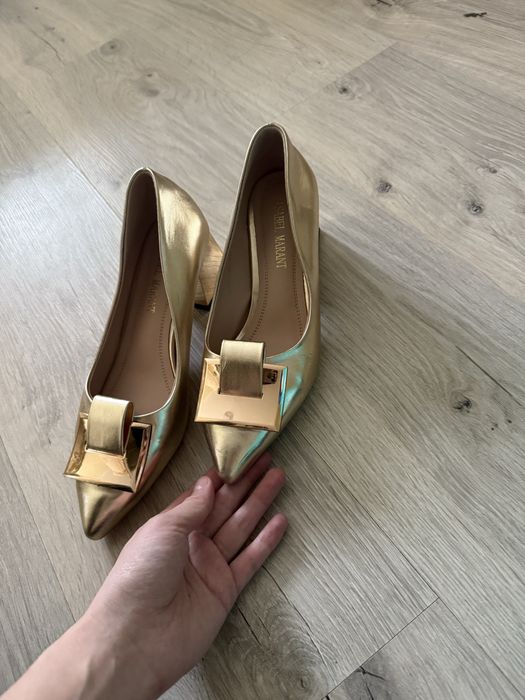 Туфли золотистого цвета