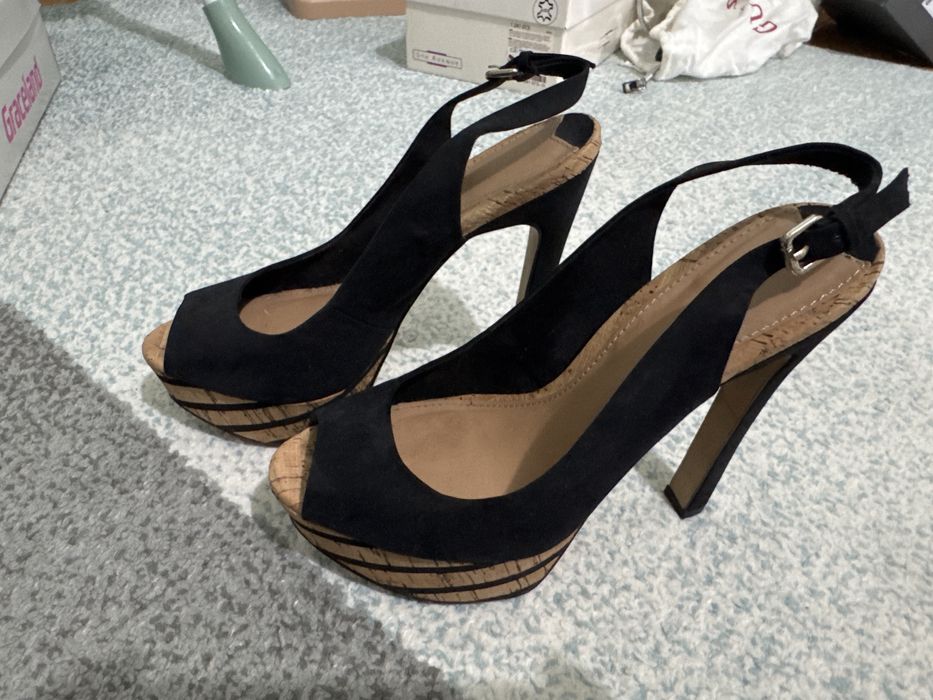 Sandale cu toc inalt