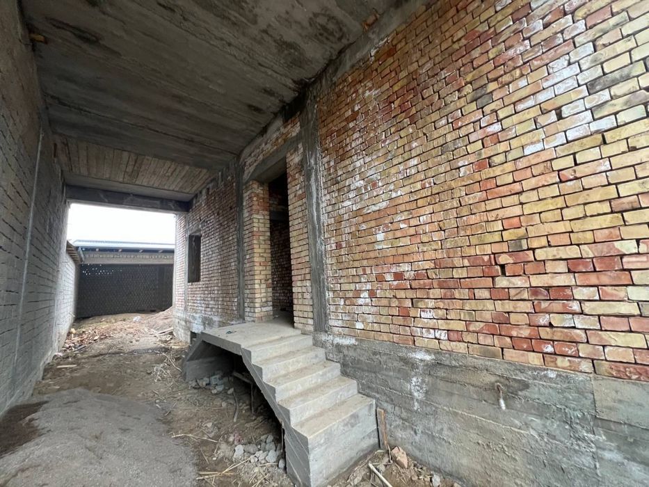 Продается Участок 2,5 сотки.Дом 306м2.Этажность 2+подвал.Ор-р Хасанбай