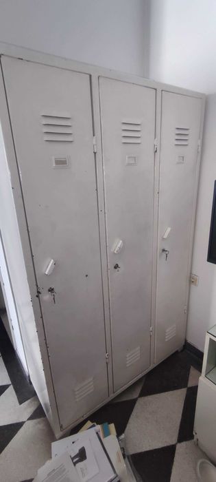 Метални медицински шкафчета ( тройни ) за персонал