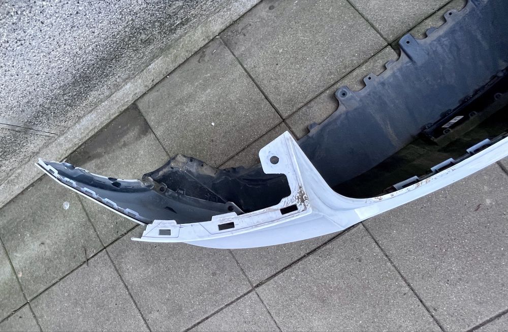 Tesla Model Y REAR FASCIA Задна броня и престилка § Lower wing bracket